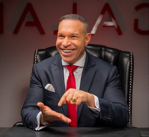 Marc Galal sitzend am Schreibtisch